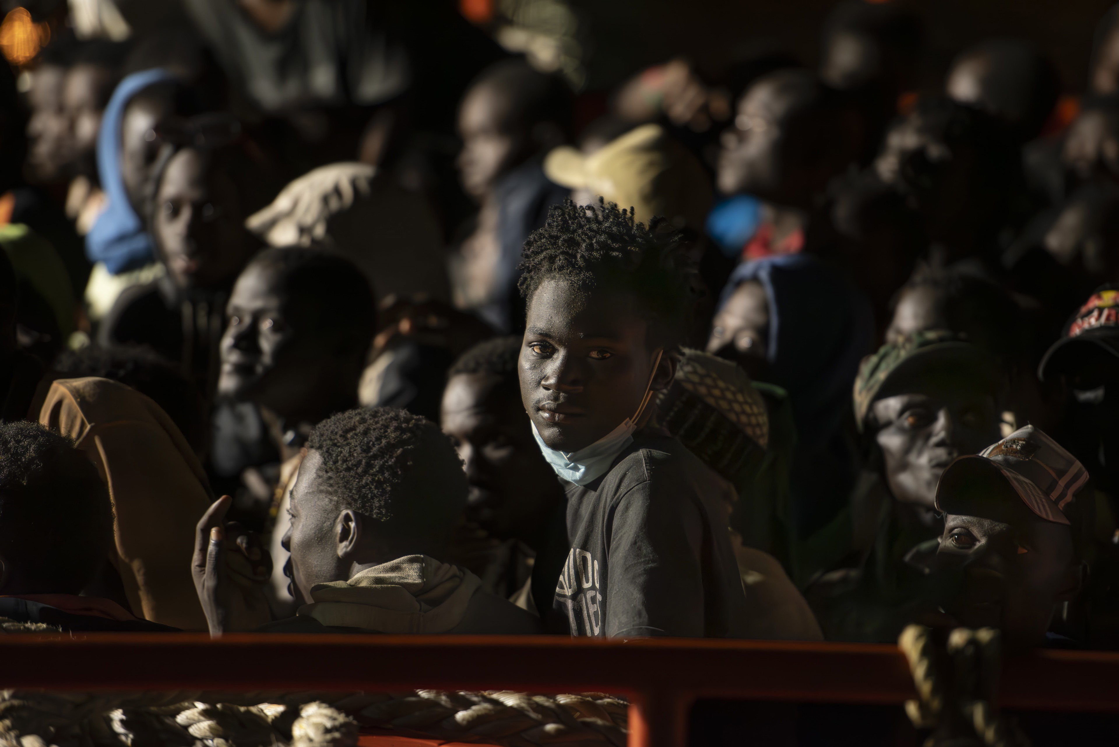 Rescatan a 327 migrantes en dos cayucos frente a El Hierro