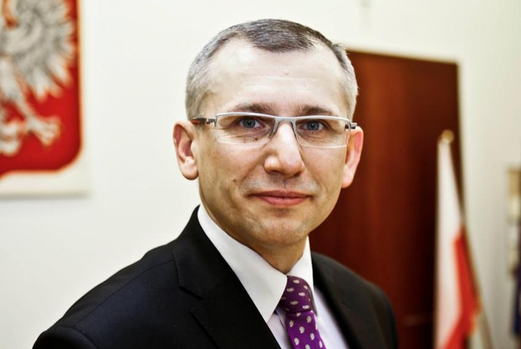 <strong>6. Krzysztof Kwiatkowski, prezes Najwyższej Izby Kontroli, spadek z pozycji 3.</strong>
<br></br>
Kiedy zajmował fotel prezesa NIK, niewielu w niego wierzyło. Niektórzy mówili o politycznym zesłaniu, inni o tym, że w ten sposób Platforma Obywatelska zapewnia sobie bezkarność. Teraz już takie głosy się nie pojawiają. I słusznie. Bo Krzysztof Kwiatkowski nieraz udowodnił wszystkim, że nie jest malowanym prezesem - trzyma NIK twardą ręką i skutecznie punktuje absurdy działalności naszego państwa.  Obrywa się każdemu, kto na to zasługuje. Również dawnym kolegom z rządu. Kwiatkowski bierze się zarówno za sprawy medialne, takie jak przekazanie naszych pieniędzy z OFE do ZUS , jak i te mniej chwytliwe, takie jak kontrola tego, czy gminy w odpowiedni sposób opiekują się bezdomnymi zwierzętami. Przychodząc do NIK, mówił, że chce zwiększyć autorytet izby. Jest na dobrej drodze do osiągnięcia celu.
<br></br>
MK<br></br>