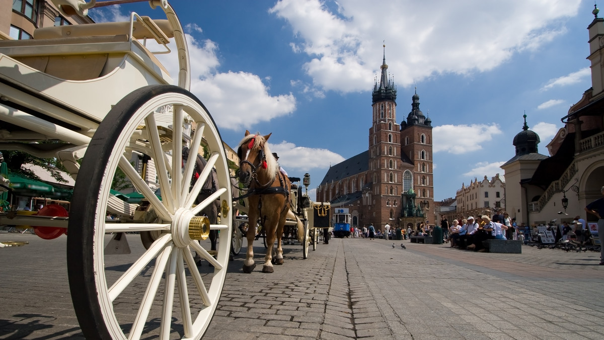 Trzeci raz z rzędu Kraków zwyciężył w konkursie prestiżowego holenderskiego portalu turystycznego Zoover na najlepsze miasto na podróż. Stolica Małopolski pokonała m.in. Wiedeń, Sewillę, Pragę, Rzym, Wenecję i Barcelonę.