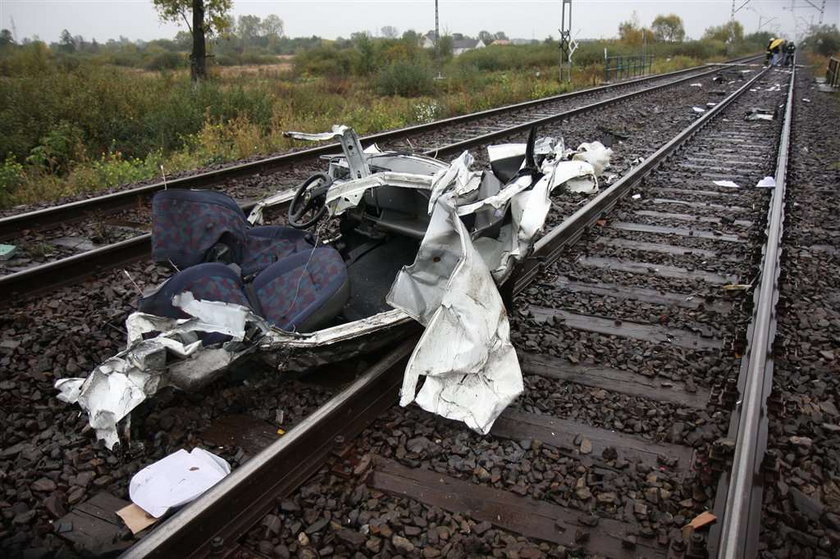 Samochód wjechał pod  Intercity. Dwie ofiary