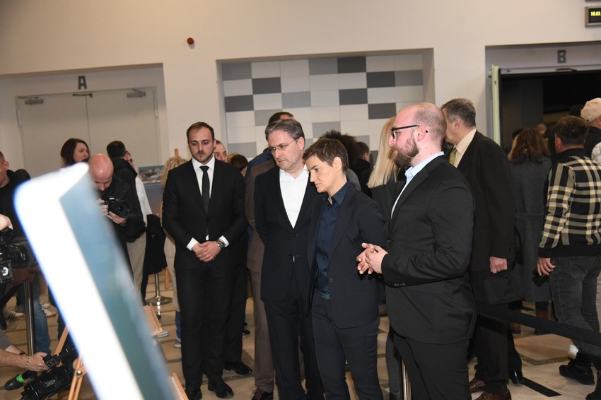 Ana Brnabić i Nikola Selaković na premijeri  Žetve