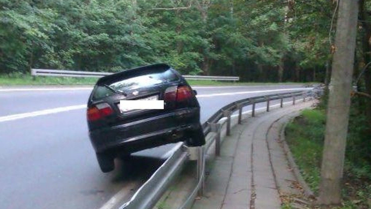 O sporym szczęściu może mówić kierowca, który stracił panowanie podczas jazdy w Sopocie Kamiennym Potoku. Mężczyzna staranował barierki odgradzające jezdnię od pobocza i zatrzymał się tylnym kołem na jednej z nich.