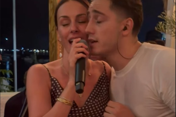 (VIDEO) "KUMA NIJE DUGME" Sloboda Mićalović u svilenoj haljini na tufne, zapevala na slavlju - Nataša Ninković podelila snimak