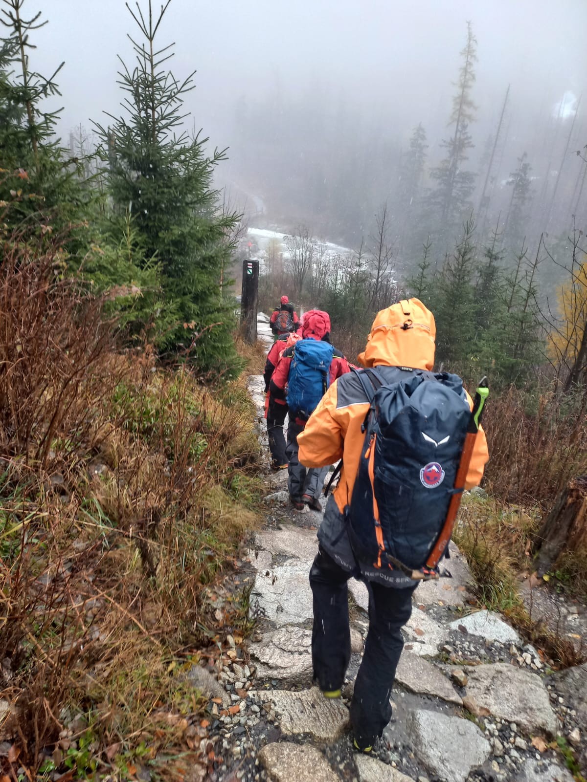 Horskí záchranári pátrali po turistovi, ktorý spadol do rozvodneného potoka.