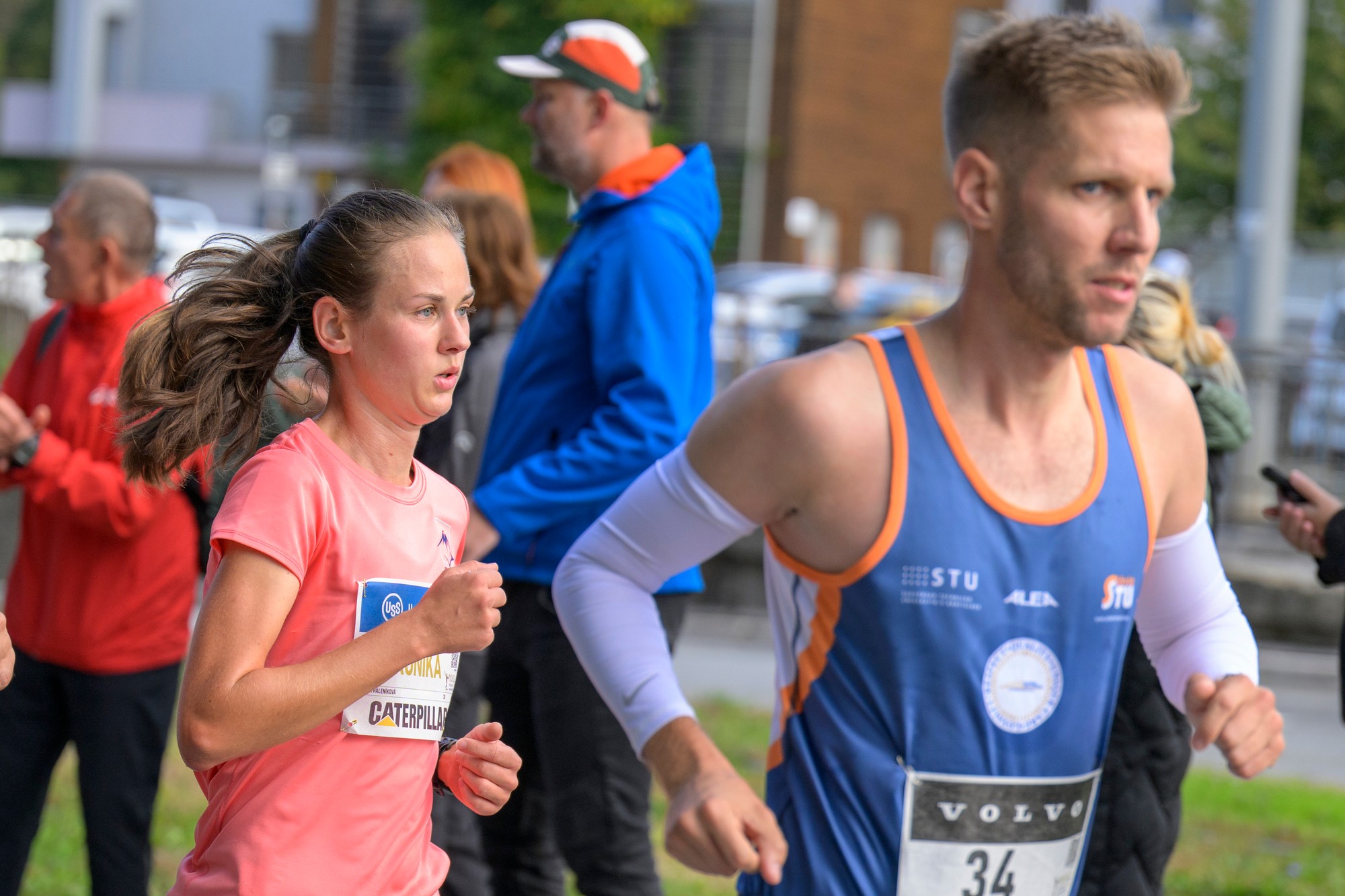 Vľavo beží slovenská reprezentantka Veronika Páleníková počas bežeckých pretekov 101. ročníka Medzinárodného maratónu mieru (MMM) v Košiciach.