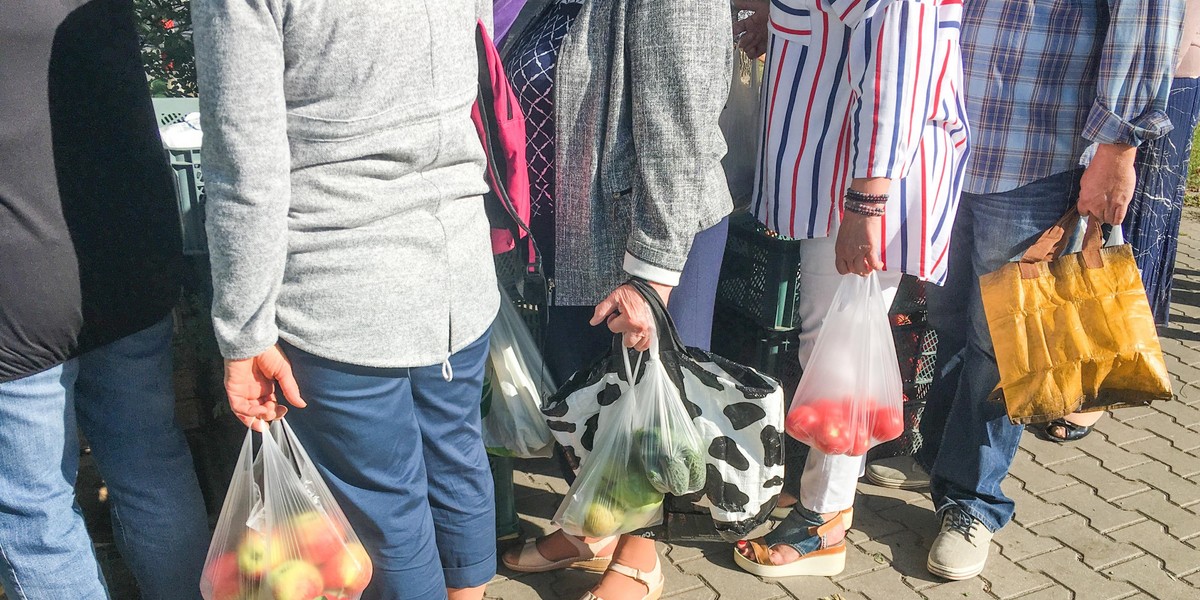 Kolejki w sklepach przed dniami bez handlu to już swoista "tradycja". Nie inaczej jest w sierpniu