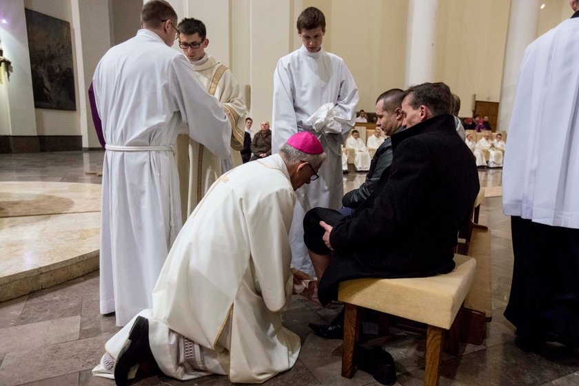 Arc.Wiktor Skworc obmył nogi górnikom, poszkodowanym w katastrofach w kopalniach