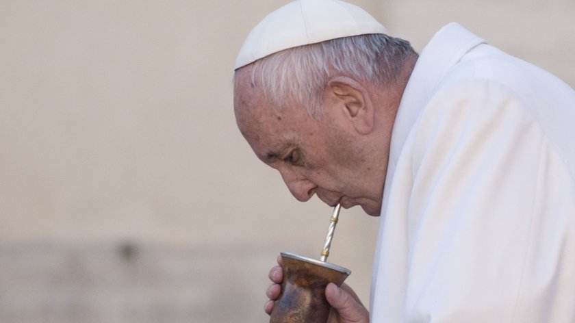 Papież Franciszek popija yerba mate.