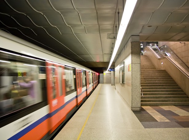 Śmiertelny wypadek w warszawskim metrze. Utrudnienia w kursowaniu pociągów