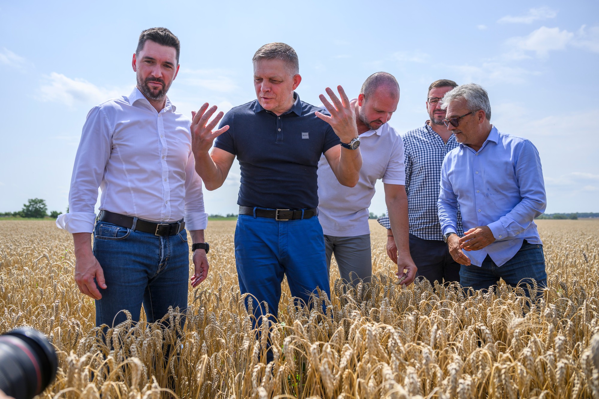 Richard Takáč a Robert Fico počas žatvy na poľnohospodárskom družstve Agro Voderady 8. júla 2024.