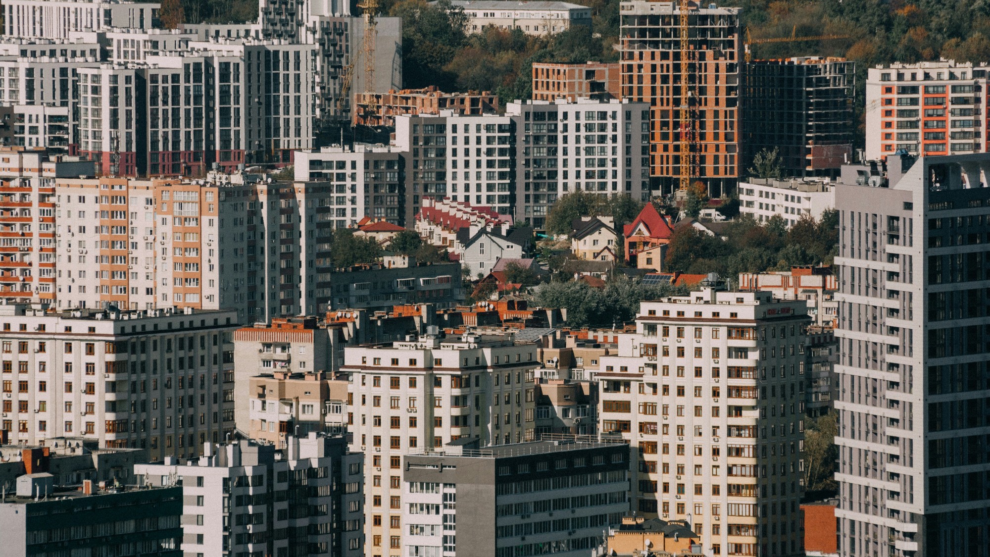 Výroba cementu predstavuje približne osem percent celosvetových emisií oxidu uhličitého (CO₂).