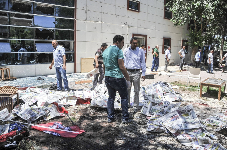 Turcja: 28 zabitych, ok. 100 rannych w zamachu dżihadystów w Suruc 