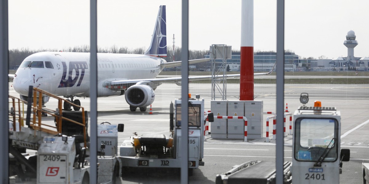 Ruch lotniczy niemal zamarł. Wiele z państw, w tym największe rynki na świecie, wprowadziły czasowe zakazy wykonywania rozkładowych lotów. Branża mierzy się z bezprecedensowym kryzysem. 