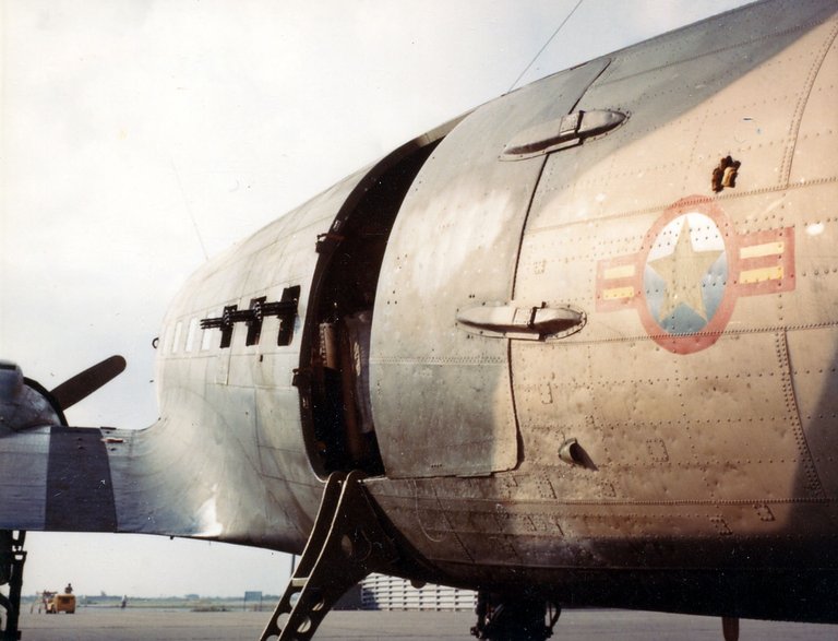 AC-47D Spooky w barwach sił powietrznych Wietnamu Południowego. W oknach ładowni widać lufy trzech karabinów maszynowych GAU-2/A (M134 Minigun) kal. 7,62 mm