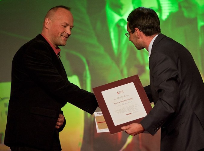 W kategorii Dziennikarstwo specjalistyczne nagrodzono tekst Artura Włodarskiego ('Gazeta Wyborcza') pt. 'Polak, który uratował 100 tys. osób' - o wynalazcy, konstruktorze i producencie Leopoldzie Płowieckim, który produkuje jedne z najlepszych na świecie mikrocewników, stosowane w medycynie