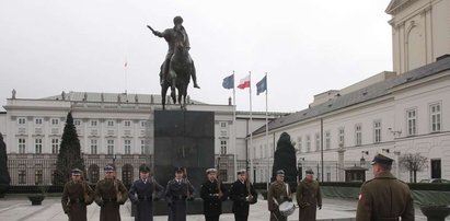 Zachcianka prezydenta? Żołnierze mają chodzić pod pomnikiem, a nie...