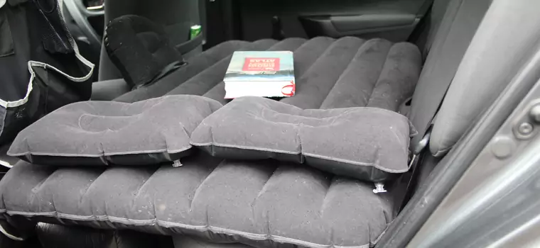 Łóżko samochodowe – jak kawałek sztucznego tworzywa za 108 zł miał odmienić moje życie