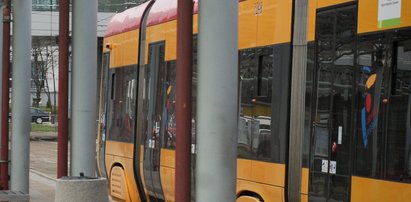 Dramat w stolicy. Nagi mężczyzna na przystanku tramwajowym