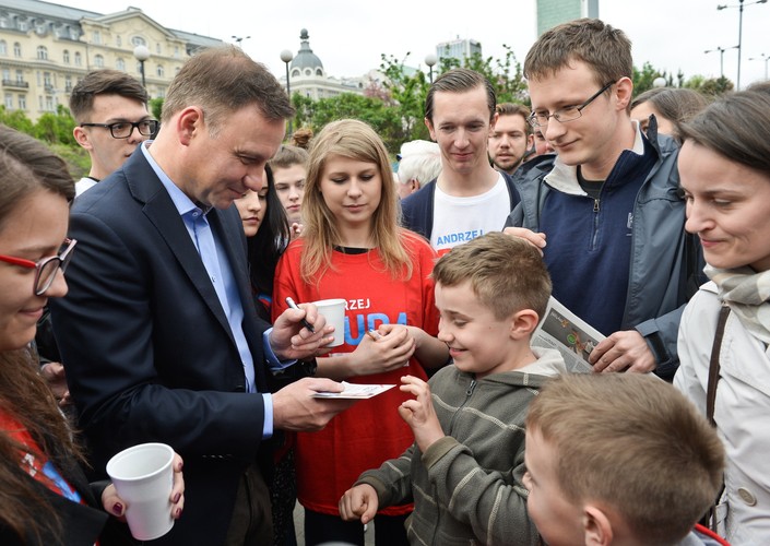 ANDRZEJ DUDA ROZDAWAŁ KAWĘ PRZY STACJI METRA CENTRUM