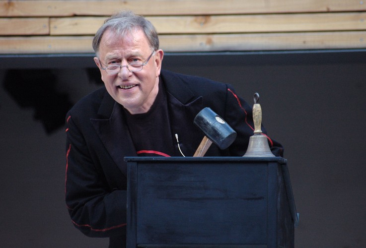 Bycie licytatorem – osobą prowadzącą aukcje – wymaga kwalifikacji. Studia w tym zakresie na Harrisburg Area City College uczą wyboru towarów, techniki ich wyceny, ale też samego prowadzenia aukcji. Czy są oddzielne zajęcia z obsługi młotka? Tego nie wiemy.<br>
Na zdjęciu aukcja w teatrze Berliner Ensemble. Zdj. 360b / Shutterstock.com