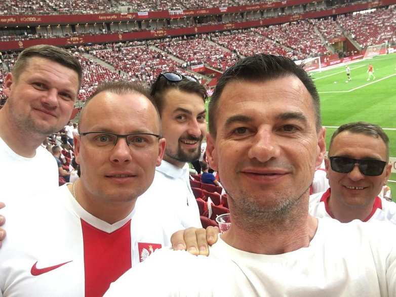 Paweł Skrzypek z kolegami na meczu reprezentacji Polski na PGE Narodowym w Warszawie
