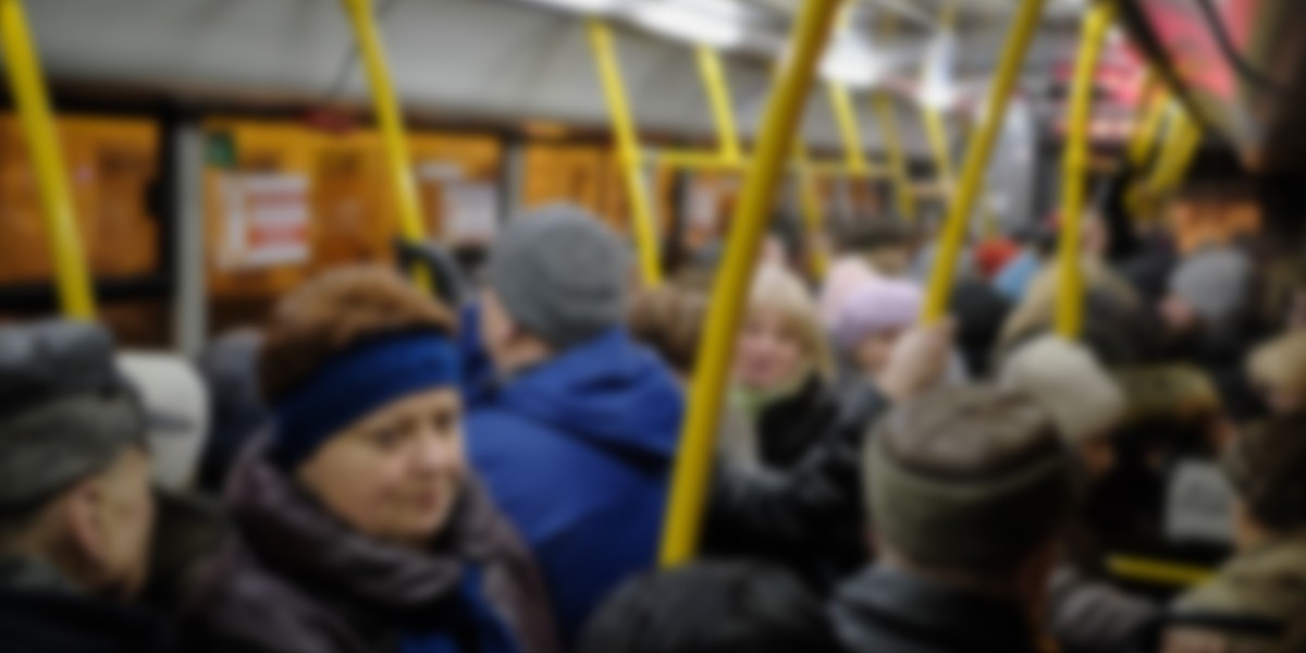 Agresywna seniorka zaatakowała młodą kobietę w autobusie.