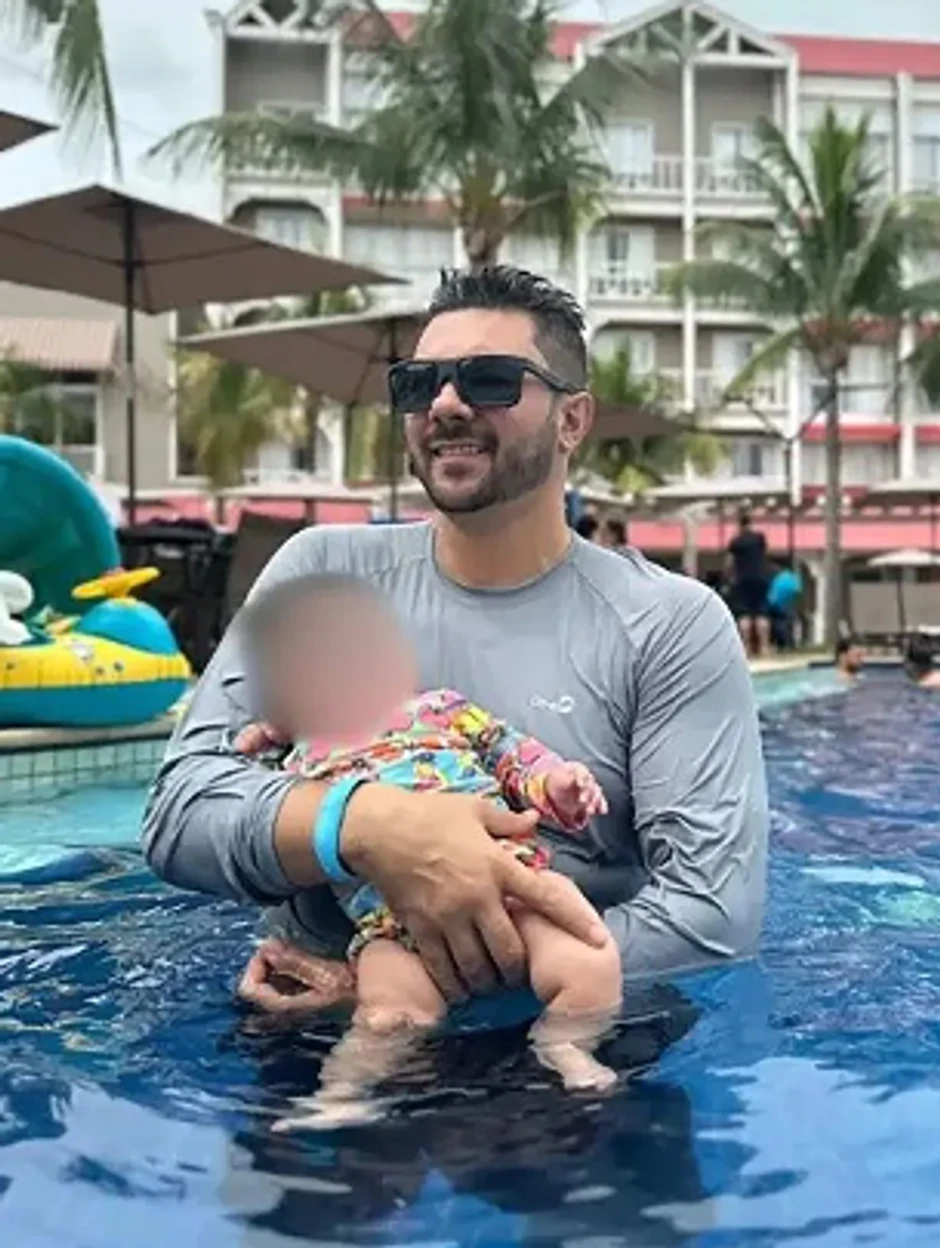 Karlos sa najmlja]im detetom