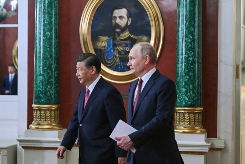 Xi Jinping (po lewej) i prezydent Rosji Władimir Putin (po prawej) wchodzą do sali na ceremonię podpisania dokumentów po rozmowach rosyjsko-chińskich. Xi Jinping odwiedza Rosję w celu poprawy wspólnego partnerstwa i rozwoju kluczowych obszarów rosyjsko-chińskiej współpracy gospodarczej, Kreml, Moskwa, Rosja, 21 marca 2023 r.