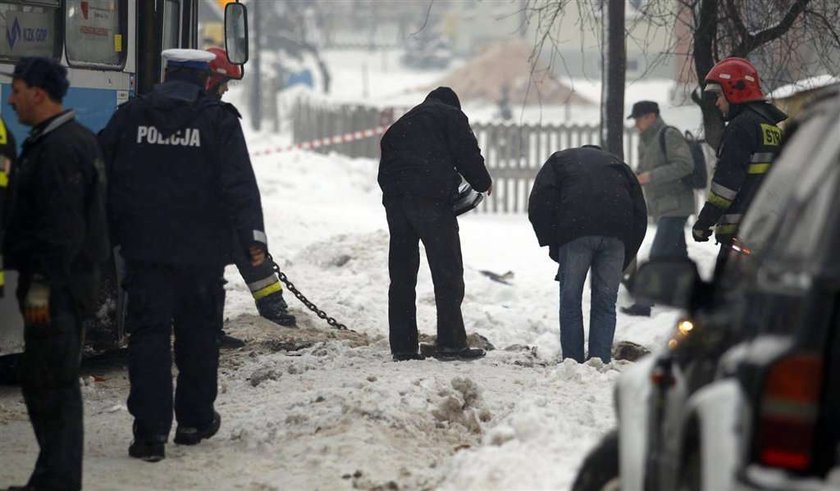 Dzieci na sankach wpadły pod autobus. Chłopiec nie żyje