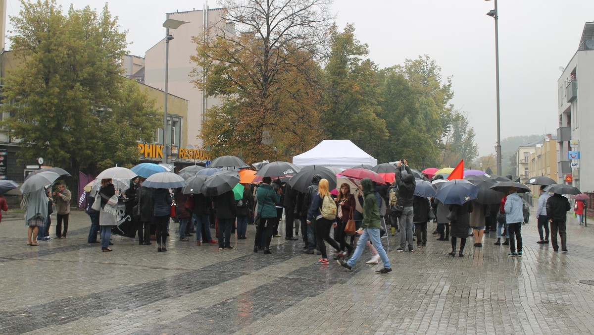 Kilkadziesiąt osób wzięło udział w proteście kobiet, jaki dziś odbył się na mostku nad Silnicą na ul. Sienkiewicza w Kielcach. - Wychodzimy na ulicę, bo chcemy pokazać swoją determinację, że jesteśmy solidarne, potrafimy się jednoczyć i cały czas będziemy walczyć o swoje prawa – mówi Monika Szafraniec, liderka KOD w Świętokrzyskiem.