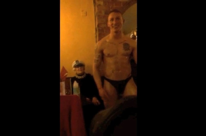 Slavljenica je na internetu sama izbrala stripera koji joj je "izgledao kao da je veoma tražen"