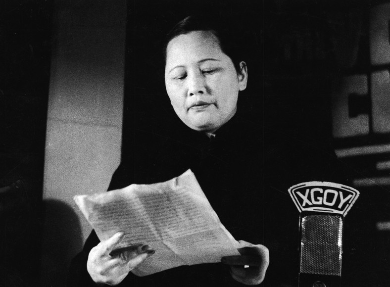 Quilling Soong przemawia w chińskim radiu w 1940 r.