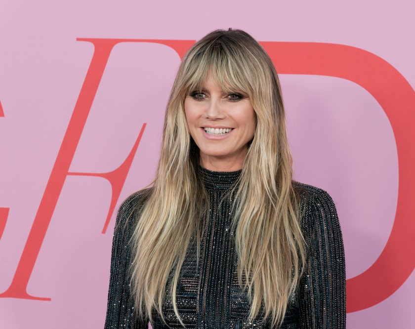 Les «bangs» sont l’accessoire absolument indispensable, selon Johan Hellström. Coupées droites, effilées ou longues, comme dans les années 1970, les franges sont actuellement très en vogue. Le mannequin Heidi Klum (48 ans) sa frange un peu plus longue.