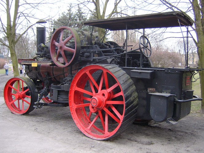 <strong>Muzeum Rolnictwa w Szreniawie</strong>
<br></br>
Zaledwie 20 minut jazdy szynobusem z Poznania Głównego zajmuje podróż do niewielkiej podpoznańskiej wsi Szreniawa położonej na skraju ogromnego i pięknego Wielkopolskiego Parku Narodowego (przy dobrej pogodzie trasa do Szreniawy to przyjemny odcinek na wyprawę rowerem: z Puszczykowa, przez WPN). Nasi przodkowie w większości byli chłopami i babami mieszkającymi na wsi - Muzeum w Szreniawie to świetne miejsce, by na chwilę zanurzyć się w nieistniejący już niemal zupełnie świat polskiej wsi sprzed wieków. Dawne maszyny, urządzenia, życie i zwyczaje wiejskie oraz techniki wytwarzania żywności i napojów. 
<br></br>
Gdy już nasycimy się spacerem pomiędzy muzealnymi ekspozycjami warto jeszcze wejść na wieżę widokową (wstęp za drobną opłatą), która usytuowana jest tuż obok.