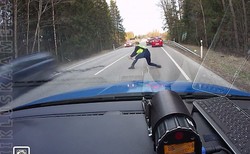 Estońska policja nie patyczkuje się z kierowcami. Brawurowa akcja z kolczatką hitem