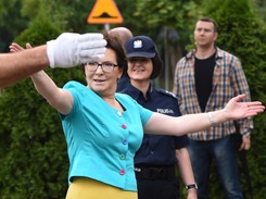 Zabójczy miks kolorów: Ewa Kopacz jak papuga u policjantów