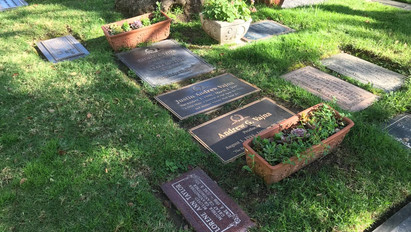 Andy Vajna Los Angeles-i sírjánál jártunk, meglepő dolgot találtunk – videó