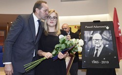 Pośmiertne odznaczenie dla prezydenta Gdańska. Magdalena Adamowicz: Inżynieria społeczna niszczy wartości, o które walczył