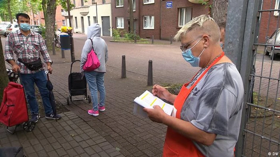 Martina Tidhen organizuje red na ulazu u narodnu kuhinju