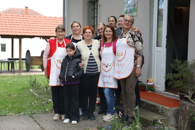 Rada Kalajdžić sa članicama Udruženja "Evgenija"