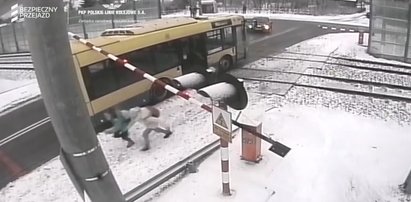 Autobus utknął między rogatkami. Przerażeni pasażerowie uciekali w popłochu