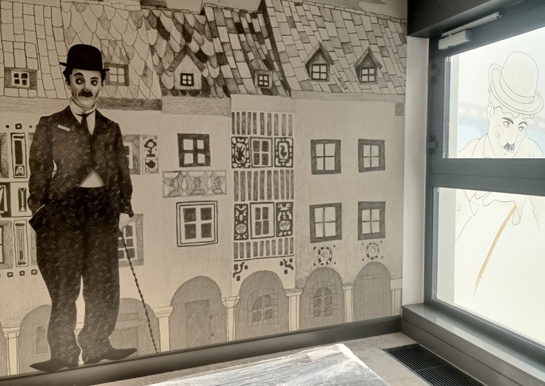 Poznań, inwestycja Plac Wolności 6 – Charlie Chaplin na Starym Rynku, jedna z autorskich grafik D. Piechocińskiej w częściach wspólnych budynku