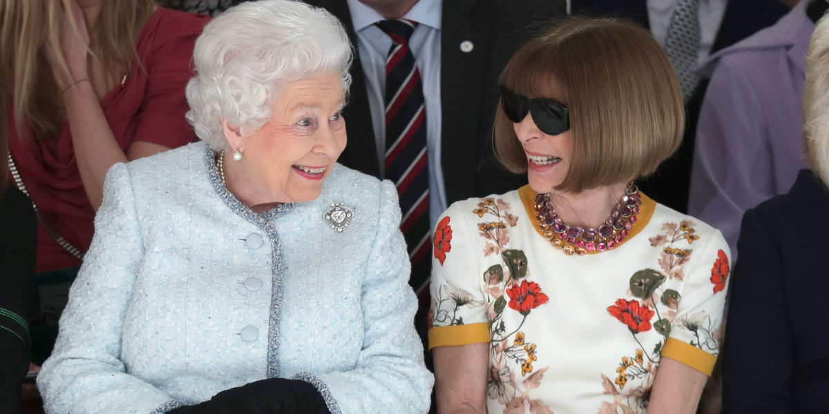 Okulary przeciwsłoneczne to znak rozpoznawczy Anny Wintour. Nie zdejmuje ich nawet w obecności królowej
