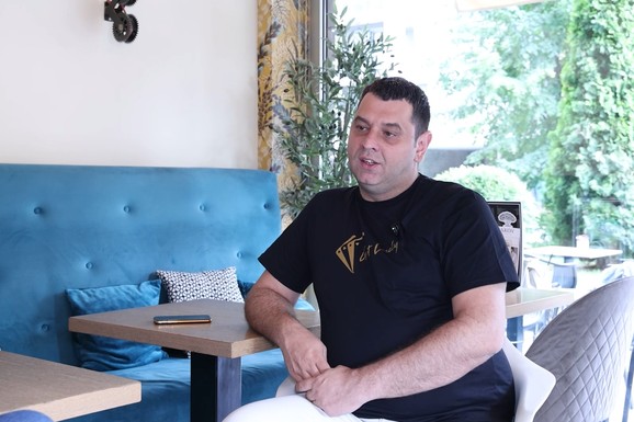 "IMA TAMO POZNANIKE, TAKO JE DOBRO ZARAĐIVALA" Ilija Pečenica raskrinkao Staniju, Sofiju i Daneta, pa opleo po Asminu i Maji: "Nema ta veza budućnost" (VIDEO)
