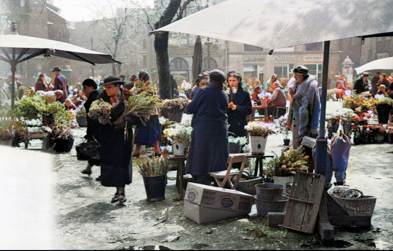 Sprzedaż kwiatów na Rynku Głównym w Krakowie. 1931 rok. Źródło: Narodowe Archiwum Cyfrowe.