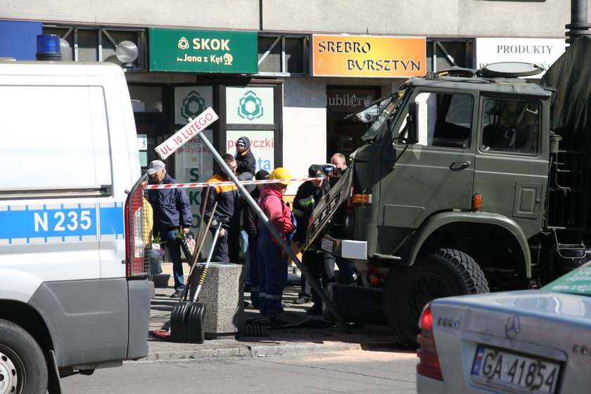 Wypadek volkswagena i ciężarówki w Gdyni