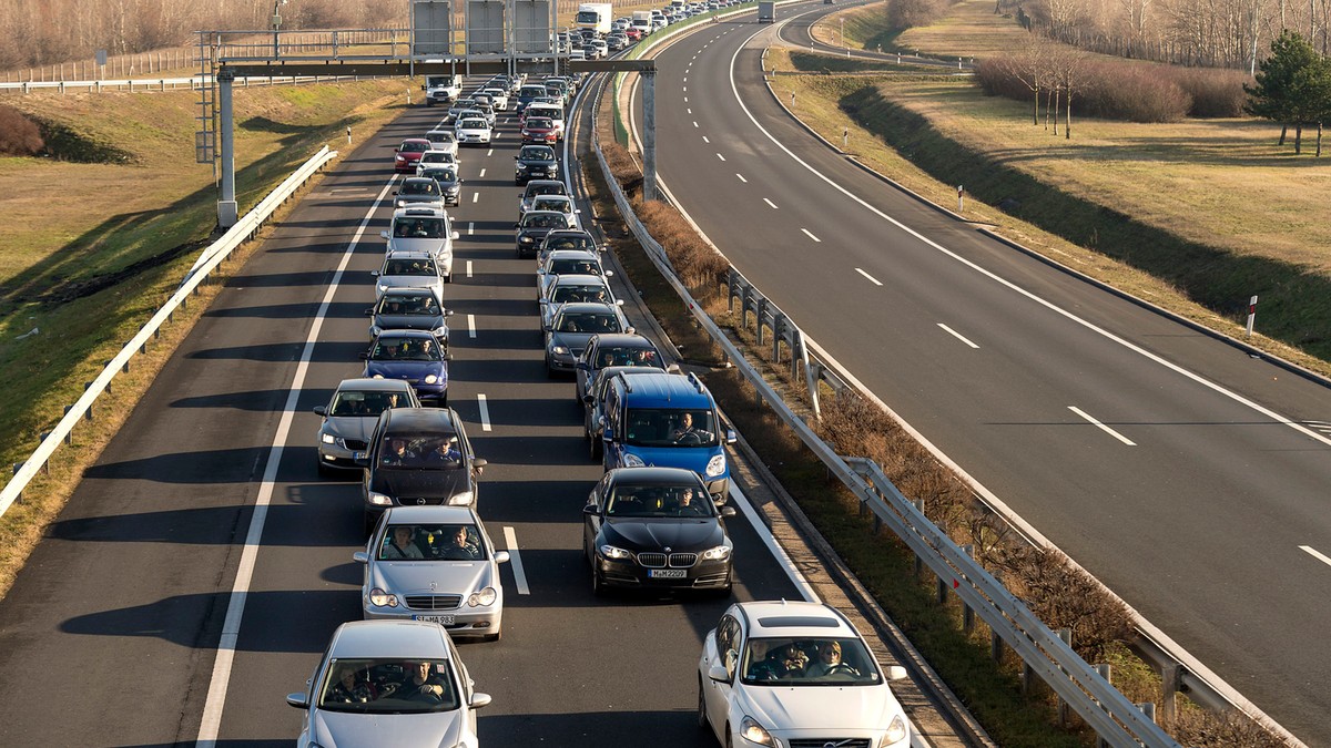Magasfeszültségű vezeték zuhant autókra az M5-ös autópályán