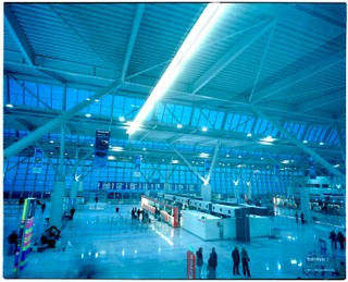 W wakacje pasażerowie samolotów coraz chętniej odprawiają się sami