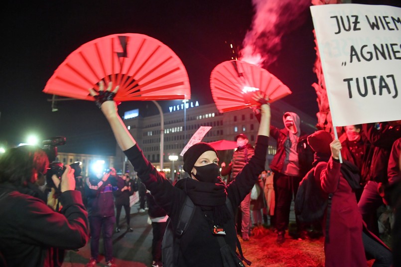 Strajk kobiet. Protestujący zgromadzili się przed siedzibą TVP