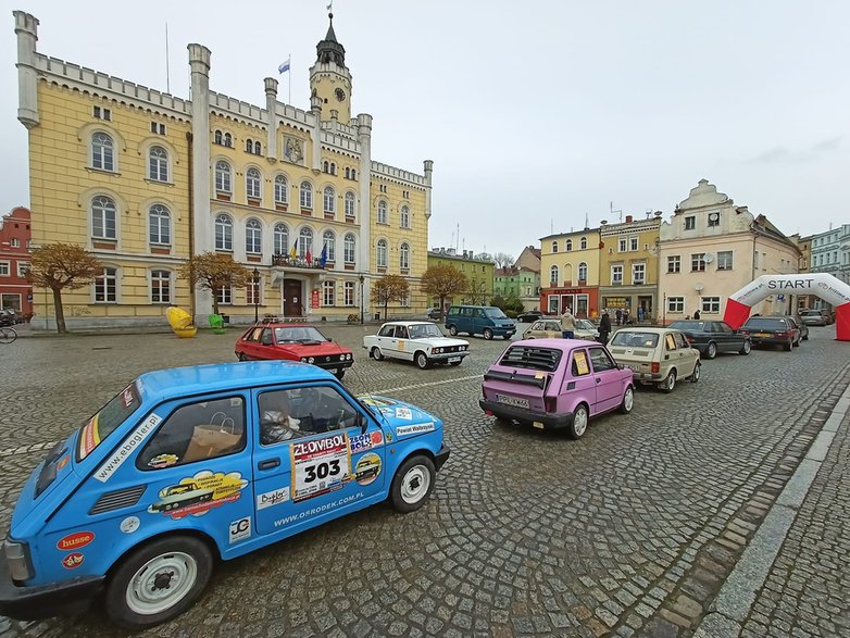 Wschowa Ratusz i start do rajdu pojazdów zabytkowych